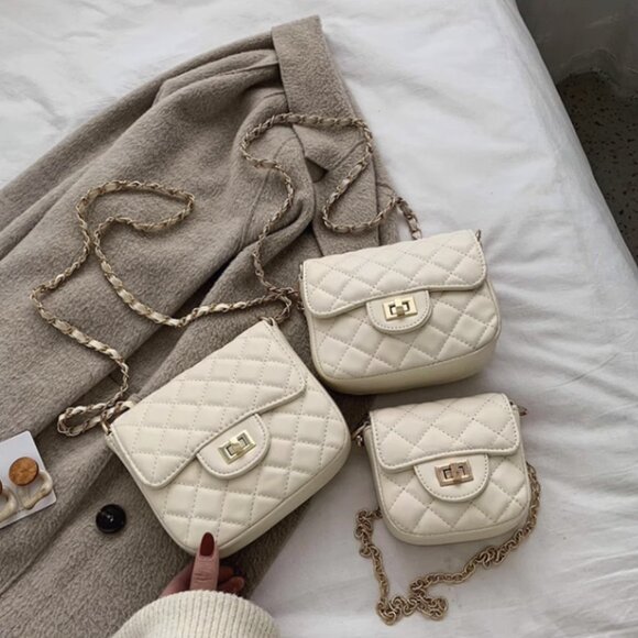 Black Diamond Quilt Turn Lock Small Bag - Picture 10 of 13